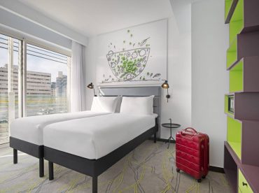 Улучшенный двухместный номер с двумя кроватями с видом на город