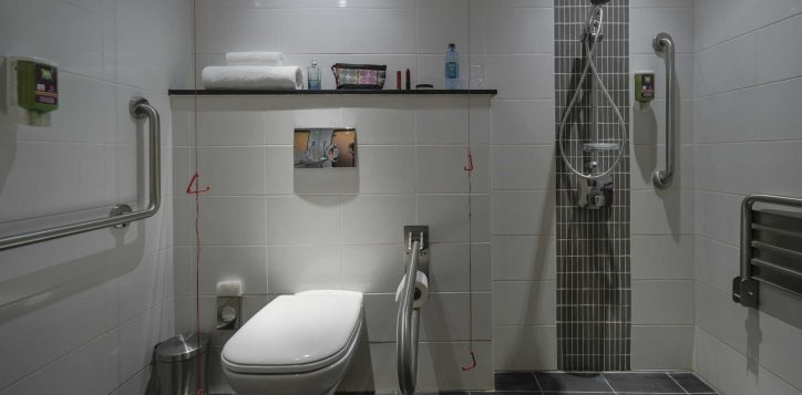 suite-room-bathroom-ibis-styles-hotel-nairobi