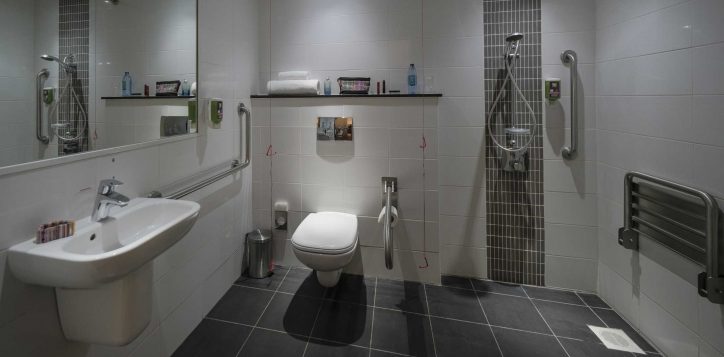 suite-room-bathroom-ibis-styles-hotel-nairobi-2