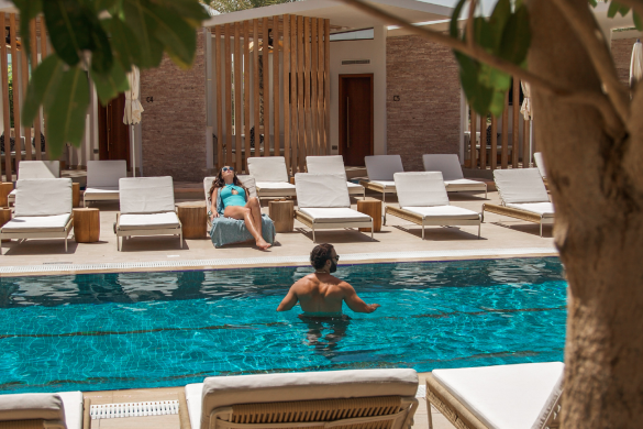 valentines-day-couples-escape-with-poolside-cabana