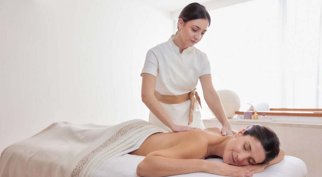 Soin du visage apaisant au spa à Monaco du Fairmont Monte Carlo.