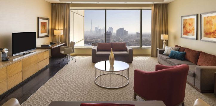 swissotel-al-ghurair-b1p8-deluxe-suite-living-area-389-2