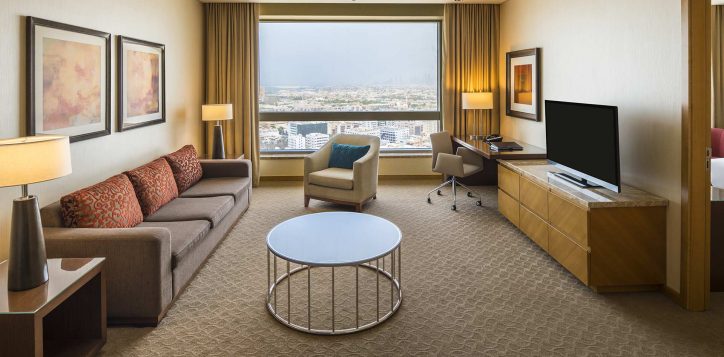 swissotel-al-ghurair-b1p8-classic-suite-living-room-70-2