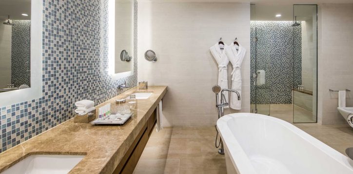swissotel-al-ghurair-b1p8-deluxe-suite-bathroom-3171