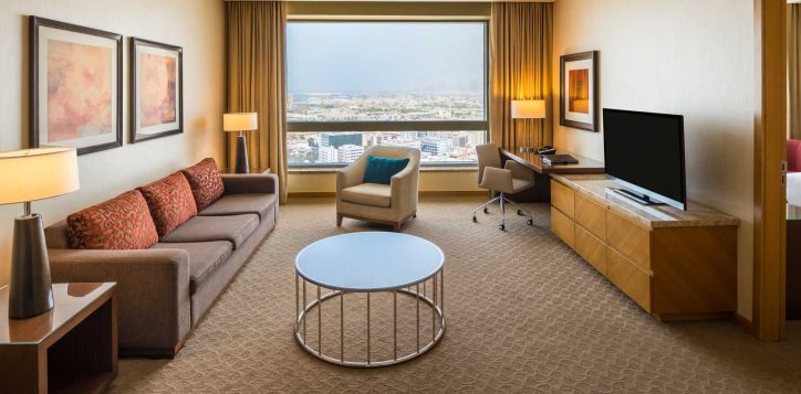 swissotel-al-ghurair-b1p8-classic-suite-living-room-702-2