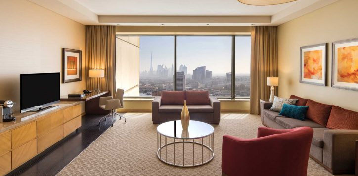 swissotel-al-ghurair-b1p8-deluxe-suite-living-area-3891-2