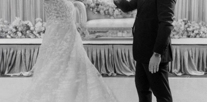 hb1p8-bride-groom-dance-black-white-3-min
