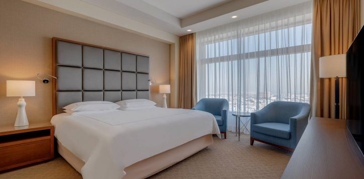 h1p8_classic_suite_king_bed