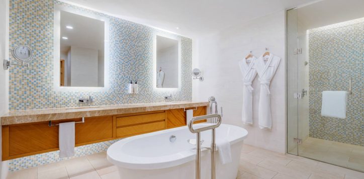 h1p8_corner_suite_bathroom