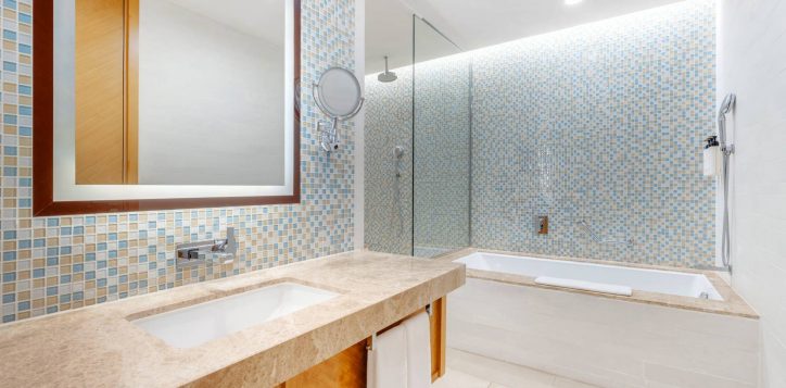 h1p8_deluxe_room_bathroom_1