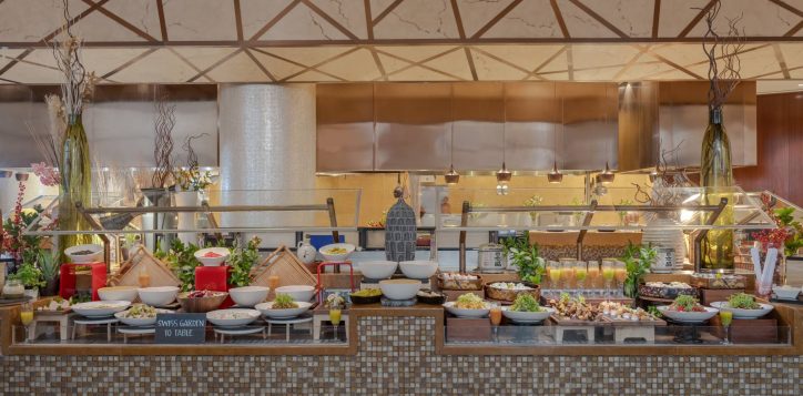 h1p8_restaurant_with_dinner_buffet_setup