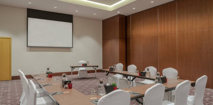 h1p8_meeting_room_u_shaped_setting