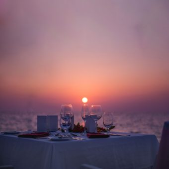 romantic-dinner-by-the-sea