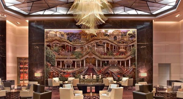 Lavinia Lounge