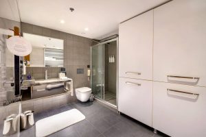 deluxe-family-suite-pool-side