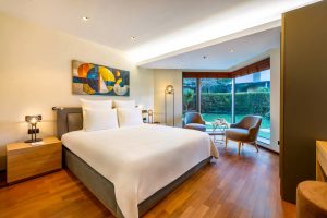deluxe-family-suite-pool-side