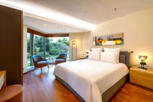 deluxe-family-suite-pool-side