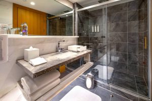 deluxe-family-suite-pool-side