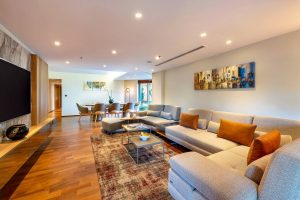deluxe-family-suite-pool-side