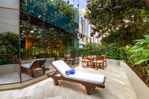 deluxe-family-suite-pool-side