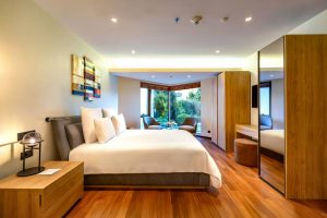 deluxe-family-suite-pool-side