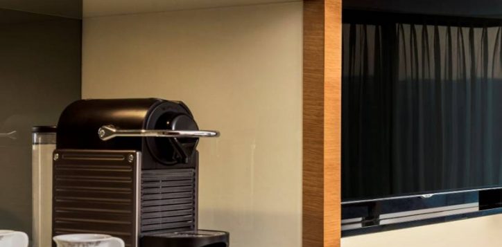 corner-room-garden-view-1