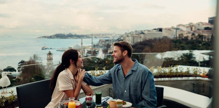 turkey-istanbul-swissotel-the-bosphorus-view-restaurant-couple-food-drink-2024