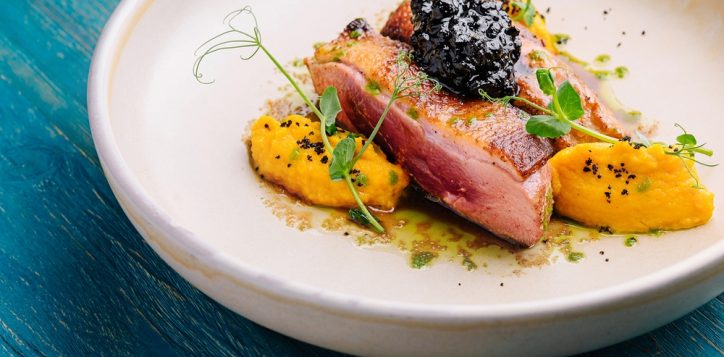 elegantsearedduckbreastadornedwithcaviarandmangopuree