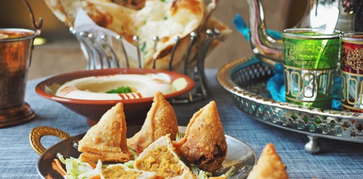 halalchickensamosasservedwithvegetableonthediningtable-2