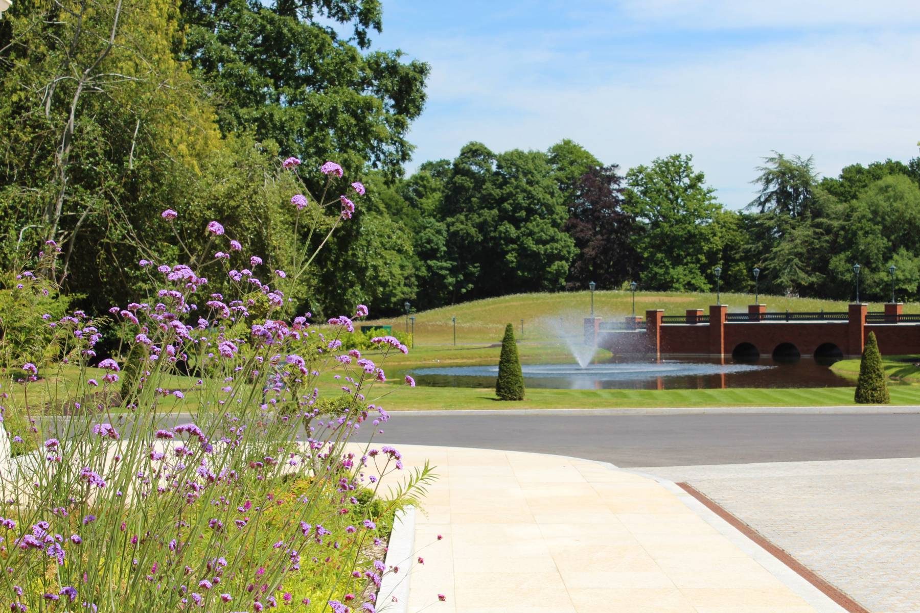 Fairmont Windsor Park Gardens and pond