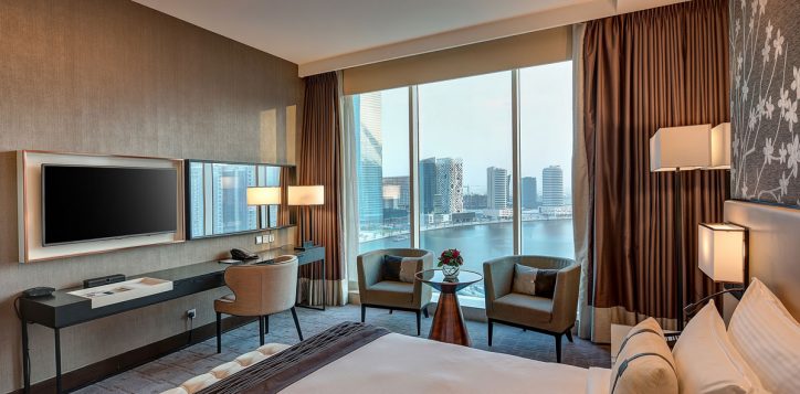 deluxe-king-canal-view-room-pullman-dubai-downtown