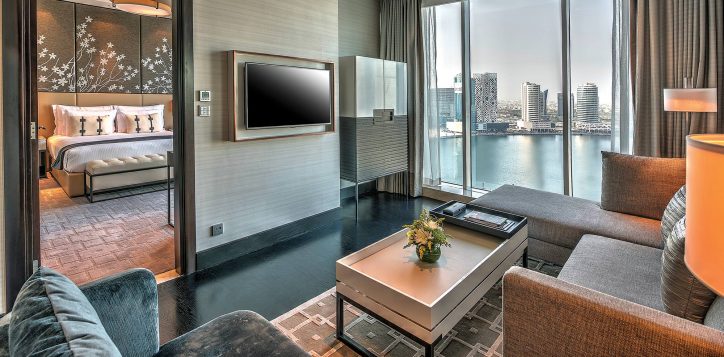 premier-suite-living-area-slide-2