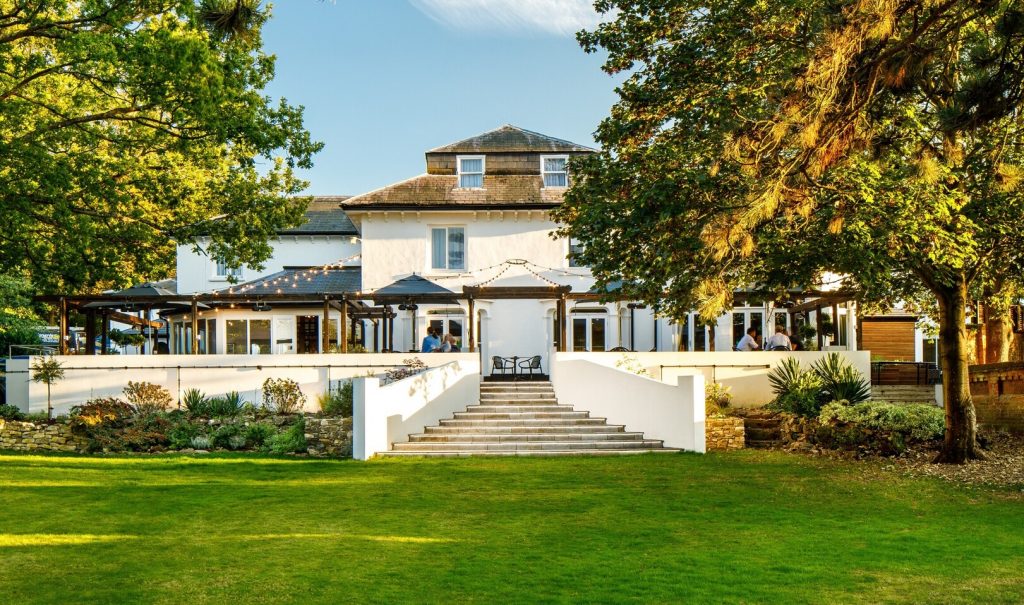 Elegant exterior view of Mercure Oxford Hawkwell House surrounded by greenery