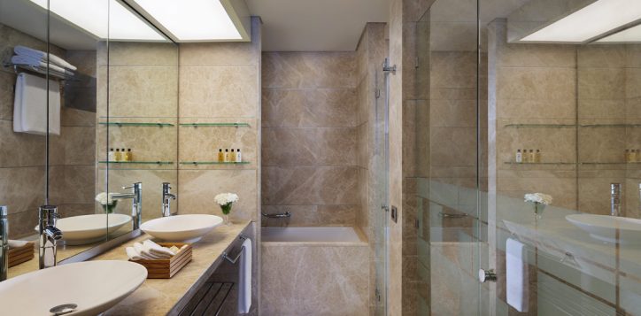 business-suite-bathroom-swissotel-buyuk-efes-izmir