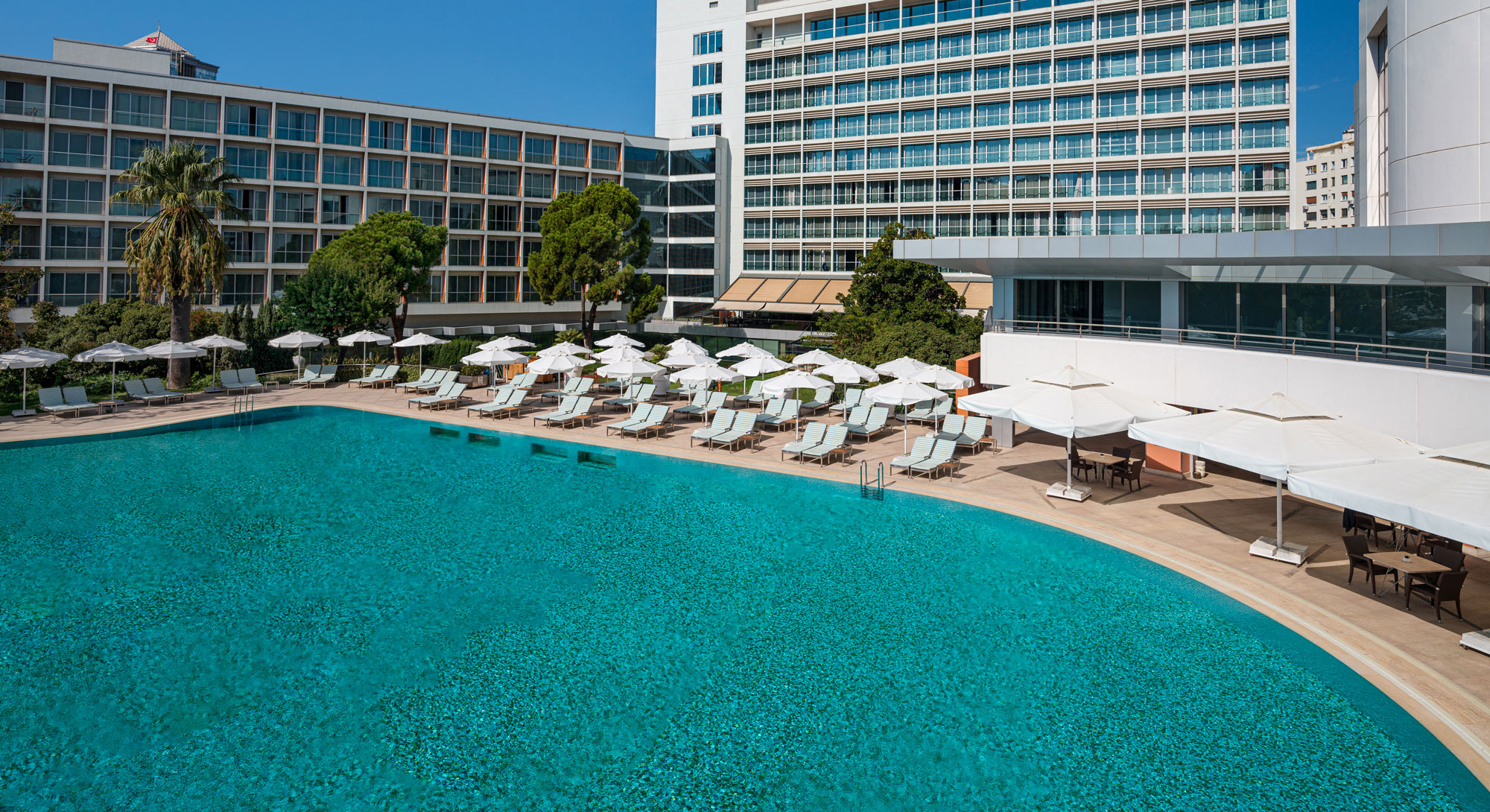 Pool Bar | Swissôtel Büyük Efes Izmir | 5-star luxury hotel