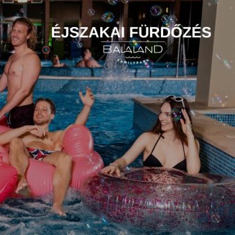 Éjszakai fürdőzés a BalaLandban