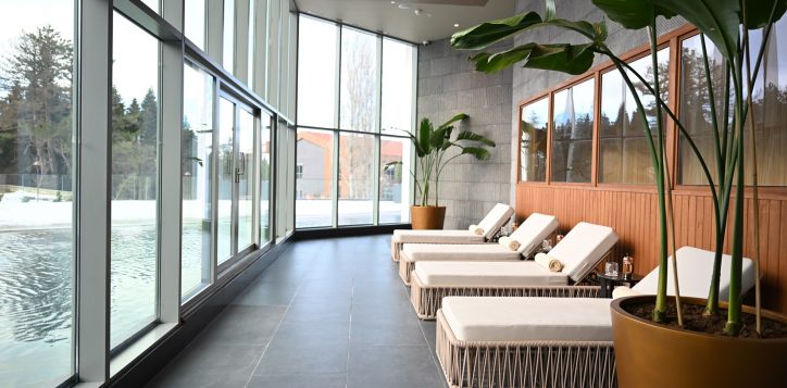 spa-outside-pool-relaxing-area