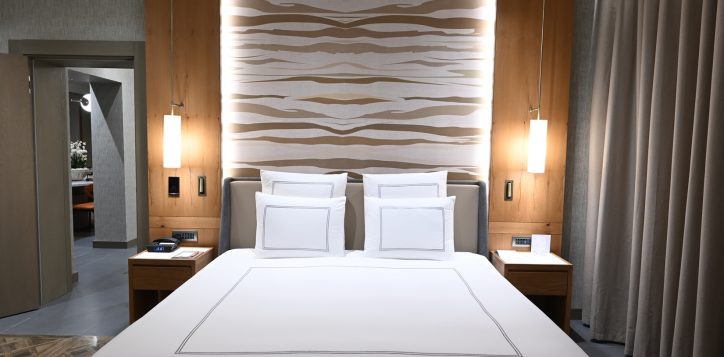 king-suit-1409-bedroom