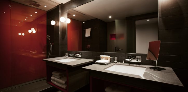 junior-suite-bathroom-double-sink