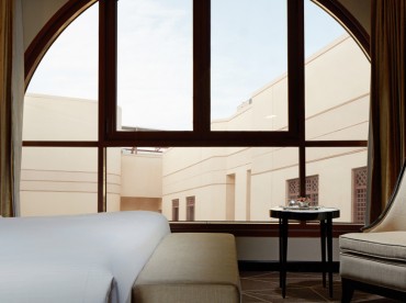 غرفة كلاسيكية بسرير كبير فندق بولمان زمزم المدينة فندق 5 نجوم