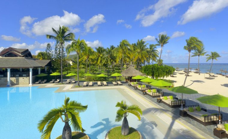 sofitel-mauritius-limperial-resort-spa-aug21-le-flamboyant-pool-bar-with-landscaping