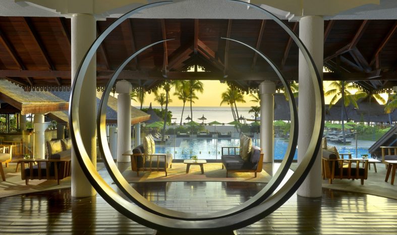 sofitel-mauritius-limperial-resort-spa-aug21-le-flamboyant-pool-bar-with-resort-backdrop