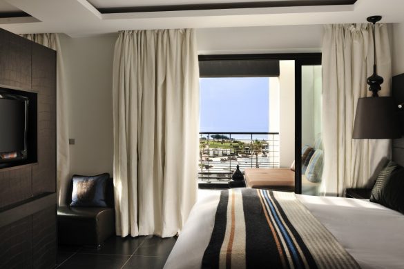 junior-suite-1-king-size-bed-ocean-and-pool-view