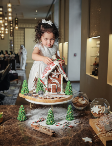 le-colonial-little-builders-gingerbread-house-making