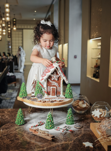 le-colonial-little-builders-gingerbread-house-making