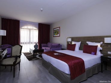 suite-with-double-bed-and-sofa