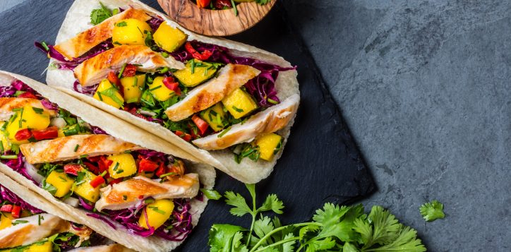 mexicanstreetchickentacoswithfreshvegetablesandmango-served-2