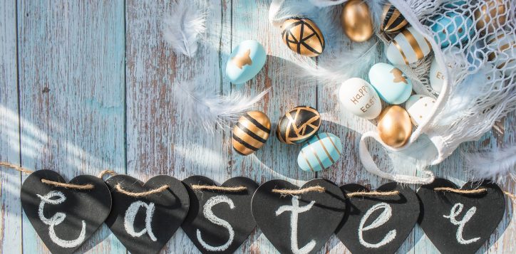 goldblackwhiteblueeastereggsinastringbag-2
