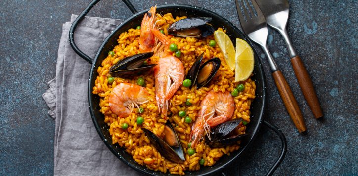 classicdishofspainseafoodpaellaintraditionalpanon-2