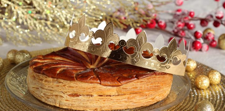 epiphanykingscakewithagoldenpapercrownandone-2